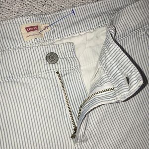 NEW 🔥LEVIS SHORTS Size 27